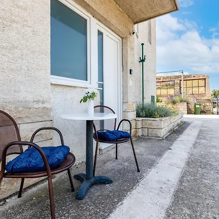 Ana -free Large Private Parking Available *