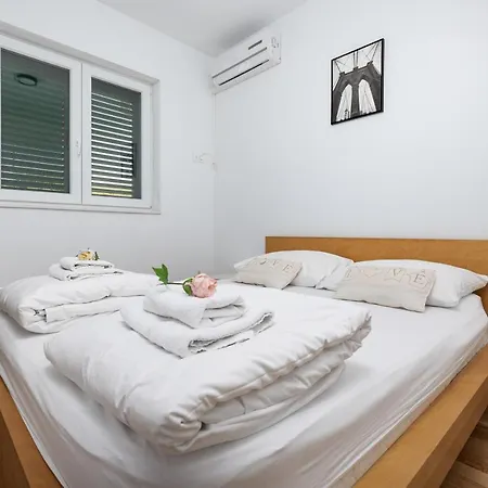 Ana -free Large Private Parking Available Solin