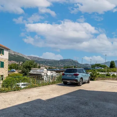 Ana -free Large Private Parking Available Solin