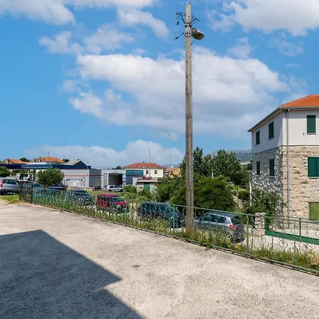 Ana -free Large Private Parking Available